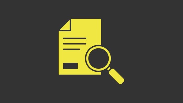 Documento amarillo con icono de búsqueda aislado sobre fondo gris. Icono de archivo y lupa. Signo de investigación analítica. Animación gráfica de vídeo 4K — Vídeos de Stock