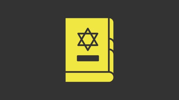 Sárga zsidó Tóra könyv ikon elszigetelt szürke háttérrel. A Biblia borítóján Dávid Csillagának képe látható. 4K Videó mozgás grafikus animáció — Stock videók