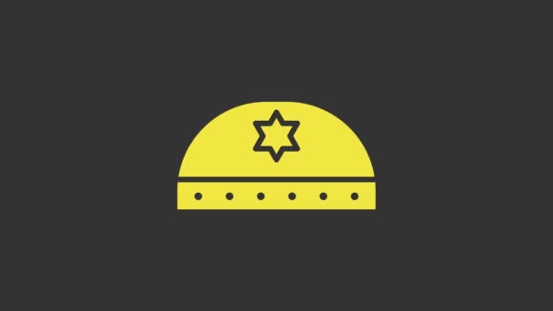 Sárga zsidó kippah a Dávid ikon csillag elszigetelt szürke háttérrel. Zsidó yarmulke kalap. 4K Videó mozgás grafikus animáció