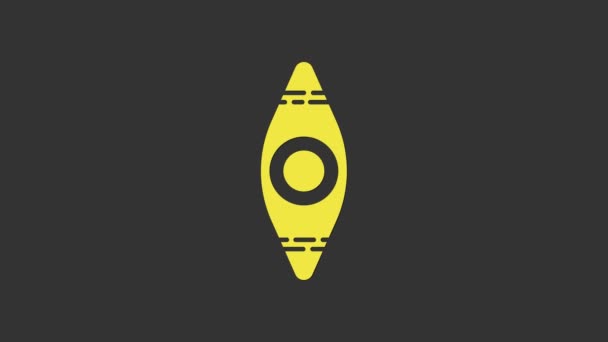 Ícone amarelo de caiaque e remo isolado em fundo cinza. Caiaque e canoa para pesca e turismo. Atividades ao ar livre Animação gráfica em movimento de vídeo 4K — Vídeo de Stock