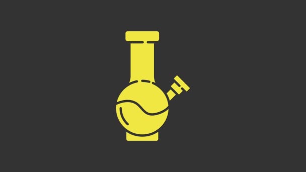 Bong de vidro amarelo para fumar maconha ou ícone de cannabis isolado em fundo cinza. Animação gráfica em movimento de vídeo 4K — Vídeo de Stock