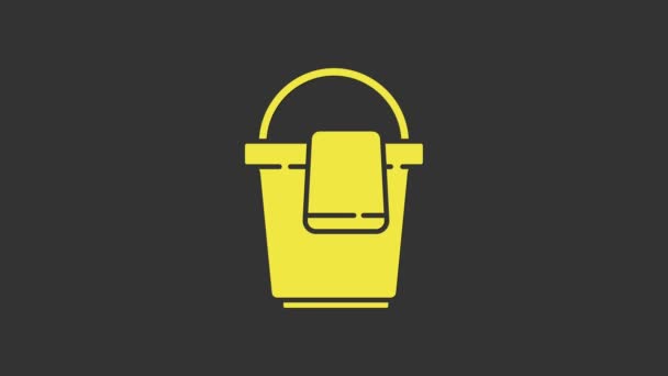 Žlutý kyblík s hadrovou ikonou izolovanou na šedém pozadí. Koncept úklidové služby. Grafická animace pohybu videa 4K — Stock video