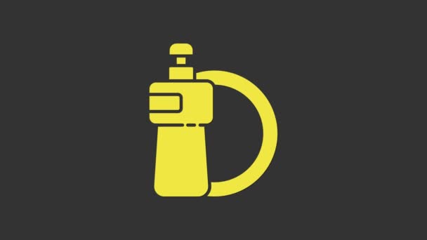 Κίτρινο Dishwashing μπουκάλι υγρό και το εικονίδιο πλάκα απομονώνονται σε γκρι φόντο. Υγρό απορρυπαντικό για πλύσιμο πιάτων. 4K Γραφική κίνηση κίνησης βίντεο — Αρχείο Βίντεο