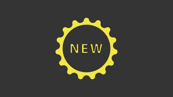 Желтый ценник с надписью New icon isolated on grey background. Значок по цене. Акция скидка. Видеографическая анимация 4K — стоковое видео