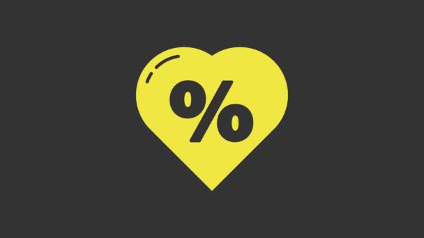 Etiqueta de porcentaje de descuento amarillo en el icono del corazón aislado sobre fondo gris. Señal de etiqueta de compra. Señal de oferta especial. Cupones de descuento símbolo. Animación gráfica de vídeo 4K — Vídeo de stock