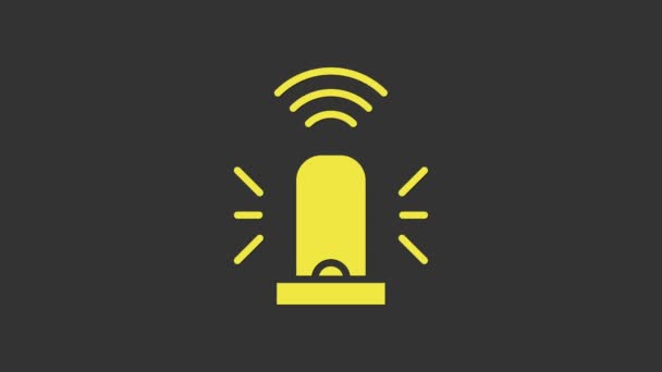 Ikona systemu sygnalizatora żółtego Smart flasher na szarym tle. Awaryjna migająca syrena. Internet rzeczy koncepcja z bezprzewodowym połączeniem. 4K Animacja graficzna ruchu wideo — Wideo stockowe