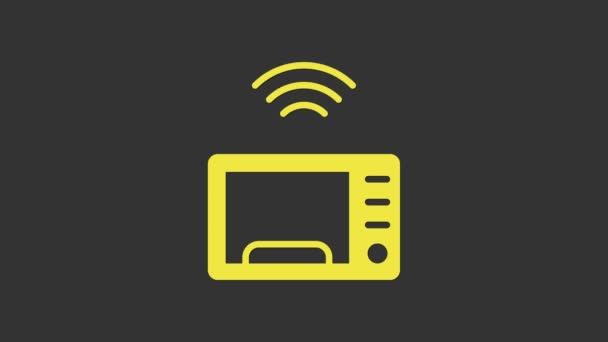 Żółta ikona inteligentnego kuchenki mikrofalowej na szarym tle. Ikona urządzeń gospodarstwa domowego. Internet rzeczy koncepcja z bezprzewodowym połączeniem. 4K Animacja graficzna ruchu wideo — Wideo stockowe