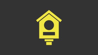 Sarı kuş evi simgesi gri arkaplanda izole edildi. Yuva kutusu kuş evi, kuşlar için ev yapımı bina. 4K Video hareketli grafik canlandırması