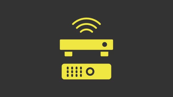 Yellow Wireless multimedia και TV box receiver και player με απομακρυσμένο εικονίδιο χειριστηρίου απομονωμένο σε γκρι φόντο. 4K Γραφική κίνηση κίνησης βίντεο — Αρχείο Βίντεο