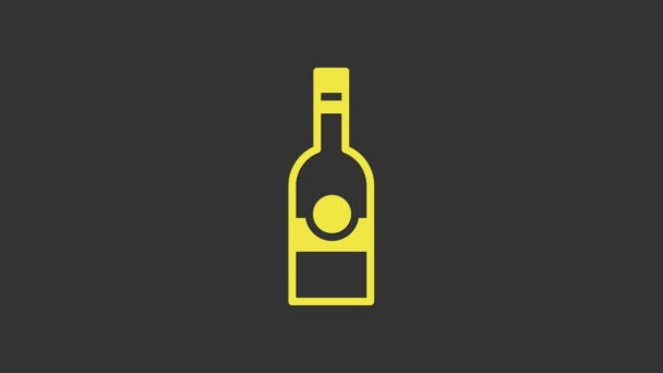 Жовта скляна пляшка горілки ізольована на сірому фоні. 4K Відео рух графічна анімація — стокове відео