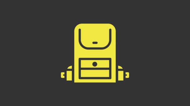 Žlutý turistický batoh ikona izolované na šedém pozadí. Táboření a poznávání hor batohem. Grafická animace pohybu videa 4K — Stock video