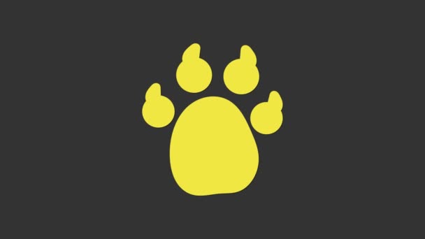 Icono de impresión de pata amarilla aislado sobre fondo gris. Huella de pata de perro o gato. Rastreo animal. Animación gráfica de vídeo 4K — Vídeo de stock