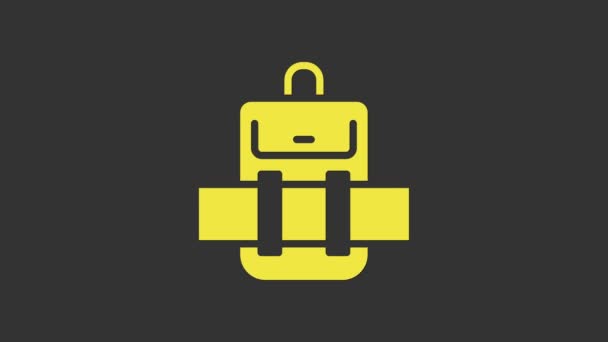 Žlutý turistický batoh ikona izolované na šedém pozadí. Táboření a poznávání hor batohem. Grafická animace pohybu videa 4K — Stock video