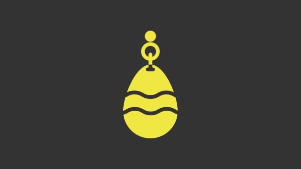 Желтая иконка рыболовной ложки выделена на сером фоне. Рыбалка приманки в форме рыбы. Рыболовные снасти. Видеографическая анимация 4K — стоковое видео