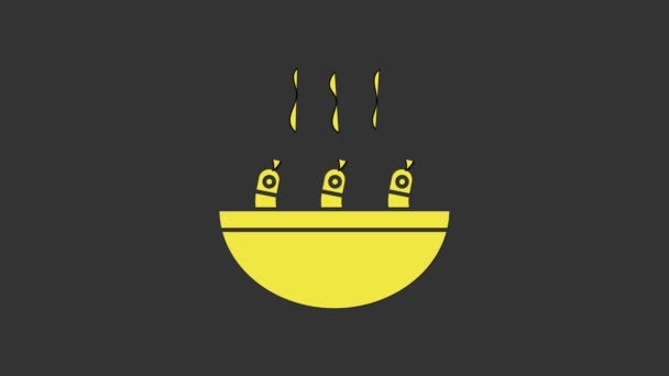 Sopa amarela com ícone de camarões isolado no fundo cinza. Sopa de kung Tom yum. Animação gráfica em movimento de vídeo 4K — Vídeo de Stock