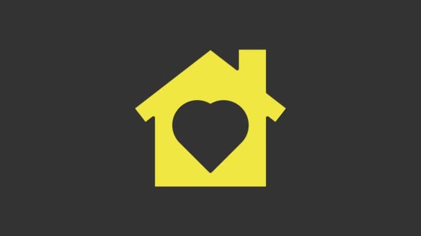 Casa amarilla con corazón en el interior icono aislado sobre fondo gris. El símbolo del amor en casa. Familia, bienes raíces y bienes raíces. Animación gráfica de vídeo 4K — Vídeos de Stock