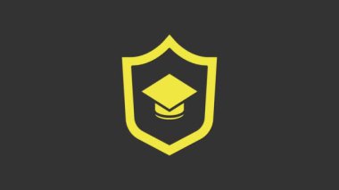 Sarı mezuniyet şapkası ve gri arka planda izole edilmiş kalkan simgesi. Sigorta konsepti. Güvenlik, güvenlik, koruma, konsept koruma. 4K Video hareketli grafik canlandırması