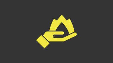 Sarı El, gri arkaplanda izole edilmiş bir ateş ikonu tutuyor. Sigorta konsepti. Güvenlik, güvenlik, koruma, konsept koruma. 4K Video hareketli grafik canlandırması