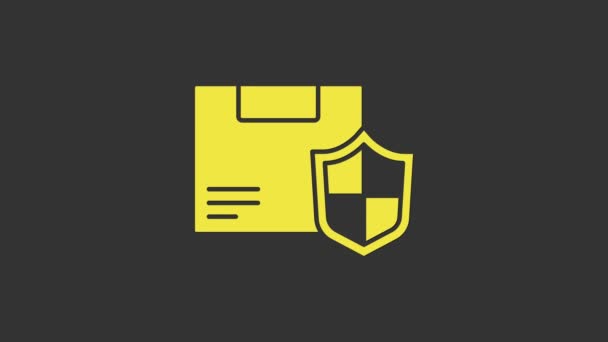 Žlutá Dodávka zabezpečení s ikonou štítu izolované na šedém pozadí. Poštovní pojištění. Pojištěné kartónové krabice za štítem. Grafická animace pohybu videa 4K — Stock video