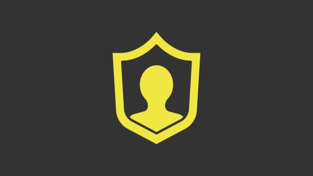 Assicurazione sulla vita gialla con icona dello scudo isolata su sfondo grigio. Sicurezza, sicurezza, protezione, proteggere il concetto. Animazione grafica 4K Video motion — Video Stock