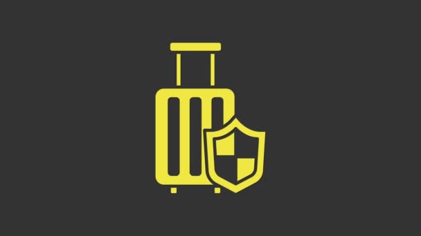 Maleta de viaje amarilla con icono de escudo aislado sobre fondo gris. Seguro de equipaje de viaje. Seguridad, seguridad, protección, concepto de protección. Animación gráfica de vídeo 4K — Vídeos de Stock