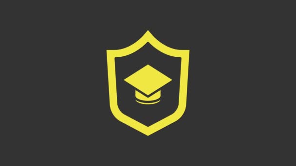 Yellow Graduation cap met schild pictogram geïsoleerd op grijze achtergrond. Verzekeringsconcept. Beveiliging, veiligheid, bescherming, bescherming concept. 4K Video motion grafische animatie — Stockvideo