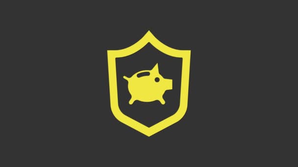 Tirelire jaune avec icône de bouclier isolé sur fond gris. Économie ou accumulation d'argent, investissement. Concept d'assurance. Animation graphique de mouvement vidéo 4K — Video