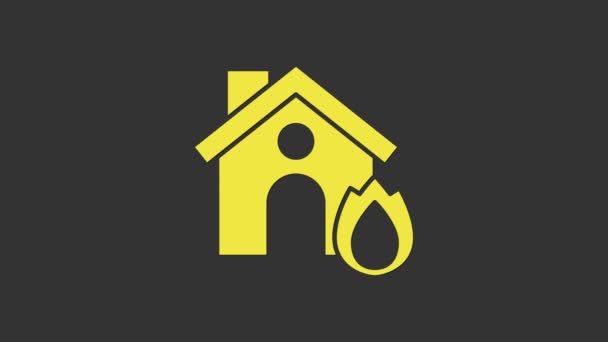 노란 불이 난 집의 아이콘은 회색 배경에서 분리되었습니다. 보험 컨셉. 보안, 안전, 보호, 개념 보호. 4K 비디오 모션 그래픽 애니메이션 — 비디오