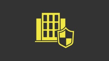 Sarı Ev, gri arka planda izole edilmiş bir kalkan simgesi. Sigorta konsepti. Güvenlik, güvenlik, koruma, konsept koruma. 4K Video hareketli grafik canlandırması