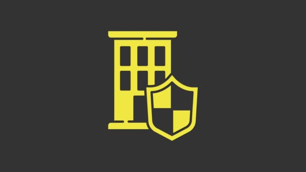 Žlutý dům s ikonou štítu izolované na šedém pozadí. Pojištění. Zabezpečení, bezpečnost, ochrana, koncepce ochrany. Grafická animace pohybu videa 4K — Stock video