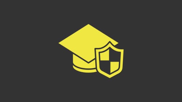 Желтая выпускная крышка со значком щита на сером фоне. Концепция страхования. Безопасность, безопасность, защита, концепция защиты. Видеографическая анимация 4K — стоковое видео