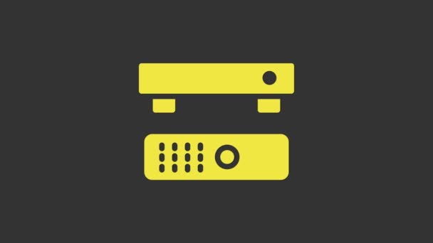 Receptor amarillo Multimedia y caja de TV y reproductor con icono de mando a distancia aislado sobre fondo gris. Animación gráfica de vídeo 4K — Vídeos de Stock