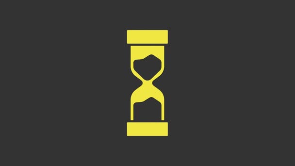 Reloj de arena amarillo viejo con el icono de arena que fluye aislado sobre fondo gris. Señal de reloj de arena. Concepto de negocio y gestión del tiempo. Animación gráfica de vídeo 4K — Vídeos de Stock