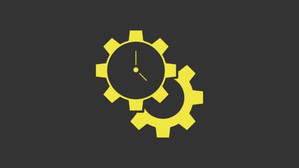 灰色の背景に隔離された黄色の時間管理アイコン。時計とギアのサイン。生産性のシンボル。4Kビデオモーショングラフィックアニメーション — ストック動画