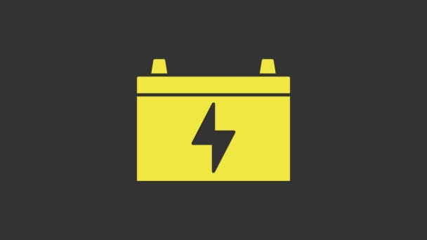 Ícone da bateria do carro amarelo isolado no fundo cinzento. Acumulador de energia da bateria e bateria acumulador de eletricidade. Animação gráfica em movimento de vídeo 4K — Vídeo de Stock