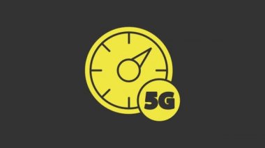 Gri arkaplanda 5G simgesi olan sarı dijital hız ölçer kavramı. Küresel ağ yüksek hızlı bağlantı veri oranı teknolojisi. 4K Video hareketli grafik canlandırması