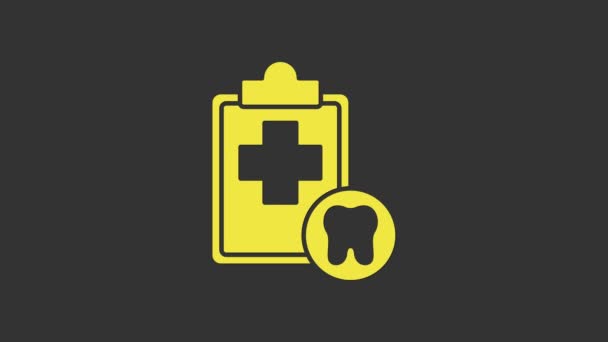 Presse-papiers jaune avec carte dentaire ou icône des dossiers médicaux des patients isolés sur fond gris. Assurance dentaire. Rapport de clinique dentaire. Animation graphique de mouvement vidéo 4K — Video