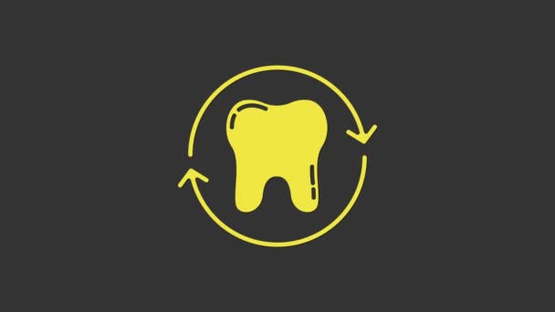 灰色の背景に隔離された黄色の歯のホワイトニングコンセプトアイコン。歯科クリニックや歯科医療センターの歯のシンボル。4Kビデオモーショングラフィックアニメーション — ストック動画