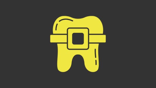Gri arkaplanda izole edilmiş diş teli simgesi olan sarı dişler. Diş ısırığının hizası, diş telli sıra. Diş konsepti. 4K Video hareketli grafik canlandırması — Stok video
