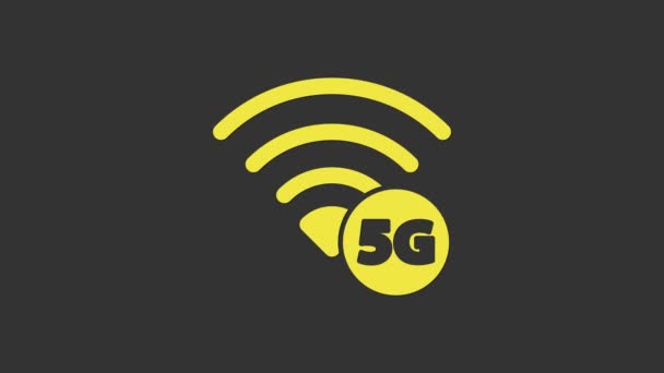 Жовтий 5G новий бездротовий інтернет Wi-Fi значок з'єднання ізольовані на сірому фоні. Глобальна мережа технології високошвидкісного з'єднання даних швидкості. 4K Відео рух графічна анімація — стокове відео