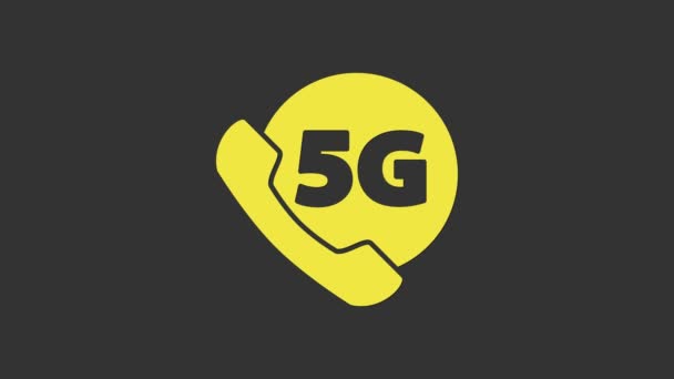 Gri arkaplanda 5G yeni kablosuz internet kablosuz internet ikonu bulunan sarı telefon. Küresel ağ yüksek hızlı bağlantı veri oranı teknolojisi. 4K Video hareketli grafik canlandırması — Stok video