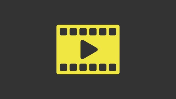 Иконка Yellow Play Video выделена на сером фоне. Лента с игровым знаком. Видеографическая анимация 4K — стоковое видео