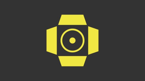 Yellow Movie spotlight icoon geïsoleerd op grijze achtergrond. Licht effect. Scene, Studio, show. 4K Video motion grafische animatie — Stockvideo