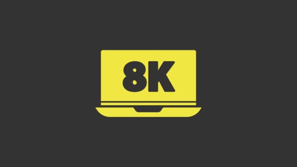 Pantalla amarilla para ordenador portátil con icono de tecnología de vídeo 8k aislado sobre fondo gris. Animación gráfica de vídeo 4K — Vídeo de stock