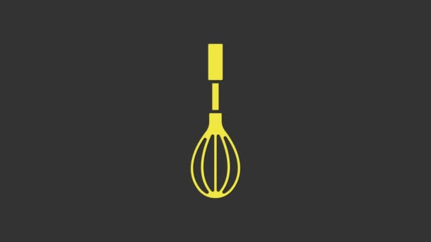 Yellow Kitchen Schneebesen Symbol isoliert auf grauem Hintergrund. Kochutensilien, Eierbecher. Besteckschild vorhanden. Symbol für Lebensmittelmischung. 4K Video Motion Grafik Animation — Stockvideo