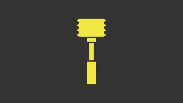 Icono de martillo de cocina amarillo aislado sobre fondo gris. Martillo de carne. Animación gráfica de vídeo 4K — Vídeo de stock