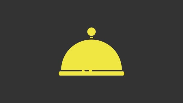 Amarillo Cubierto con una bandeja de alimentos icono aislado sobre fondo gris. Bandeja y tapa. Restaurante cloche con tapa. Símbolo de utensilios de cocina. Animación gráfica de vídeo 4K — Vídeos de Stock