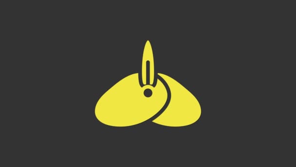 Turbante de tocador indio amarillo con icono de pluma aislado sobre fondo gris. Animación gráfica de vídeo 4K — Vídeos de Stock