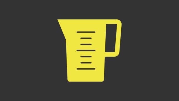 Gelber Krug mit Wassersymbol isoliert auf grauem Hintergrund. Wasserkocher für Wasser vorhanden. Glaskaraffe mit Trinkwasser. 4K Video Motion Grafik Animation — Stockvideo