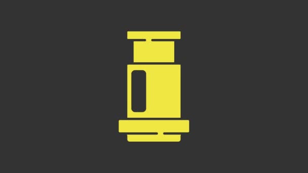 Yellow Aeropress koffie methode pictogram geïsoleerd op grijze achtergrond. Apparaat voor het zetten van koffie. 4K Video motion grafische animatie — Stockvideo